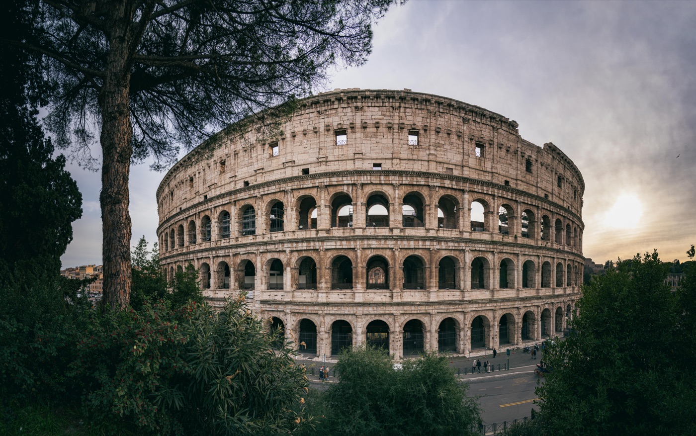 Roma, Italia: vista del Coliseo al atardecer