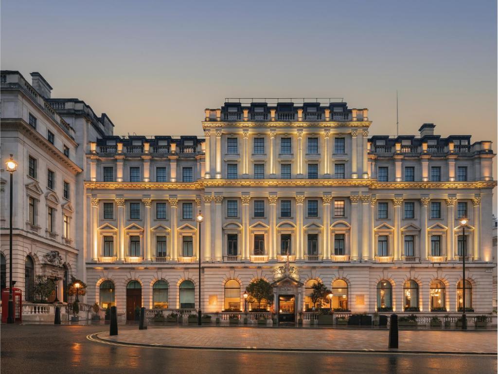 Sofitel London St James, fachada iluminada al atardecer